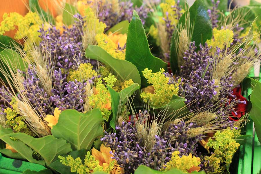 The Universal Day of the Romanian blouse 2018 flowers